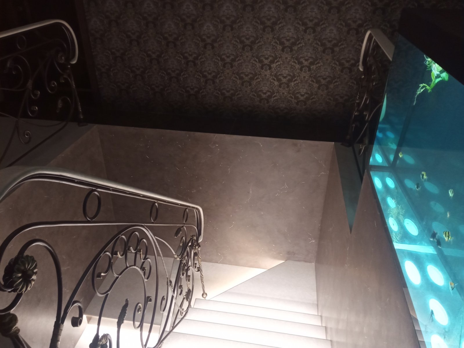 Лестница из мрамора с подсветкой