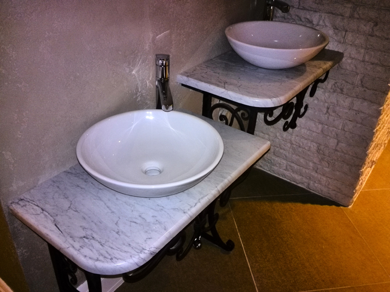 Столешницы в ванную комнату из мрамора Бьянка Каррара