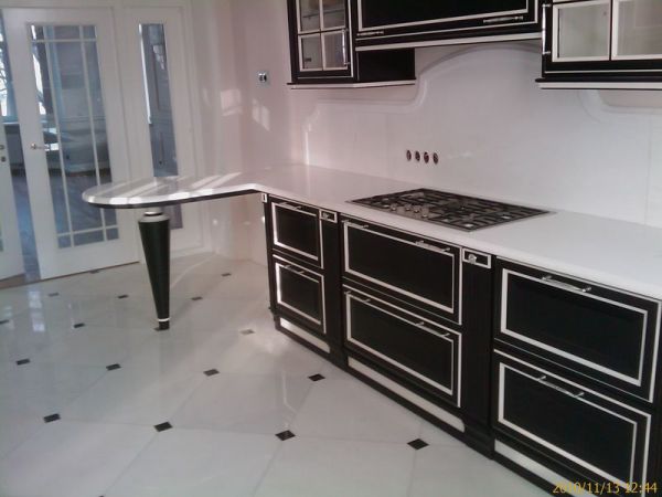 Шикарная черно-белая кухня из  греческого белого мрамора ТАССОС ЭКСТРА