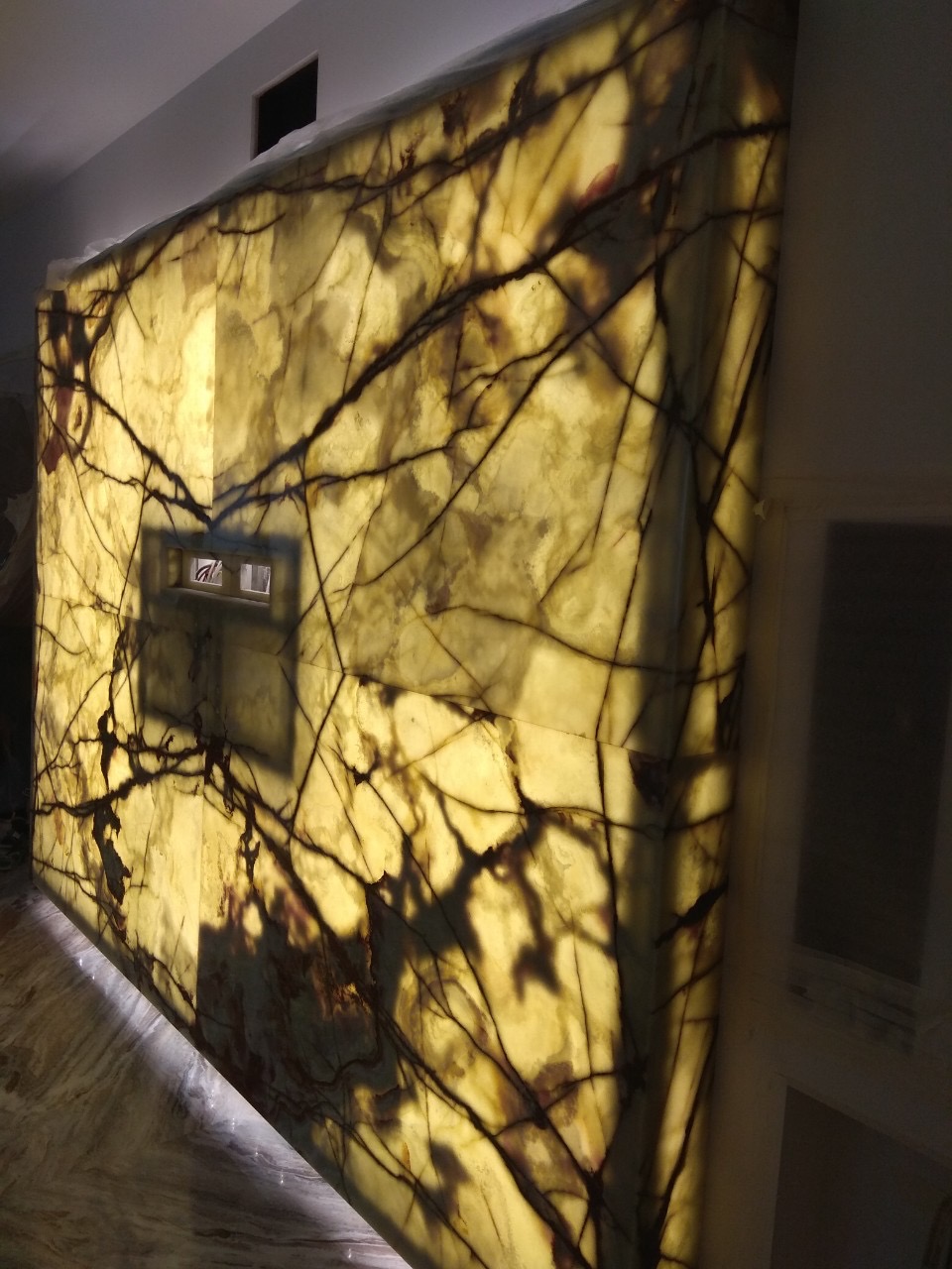 Cтеновая панель из оникса с подсветкой