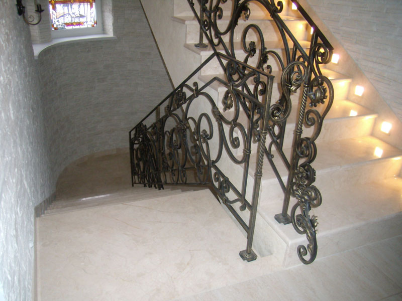 Лестница из мрамора Крема Нова