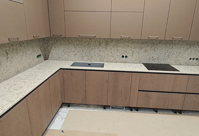 Изготовление и монтаж столешницы из кварцевого агломерата бежевых оттенков