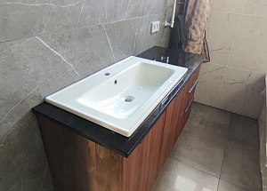 Изготовление и монтаж небольшой столешницы из гранита Абсолют Блэк