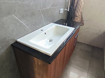 Изготовление и монтаж небольшой столешницы из гранита Абсолют Блэк