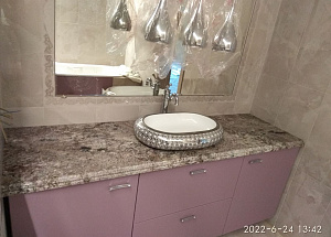 Изготовление и монтаж столешницы из гранита Мулен Руж в ванную комнату