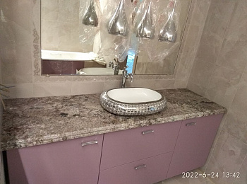 Изготовление и монтаж столешницы из гранита Мулен Руж в ванную комнату