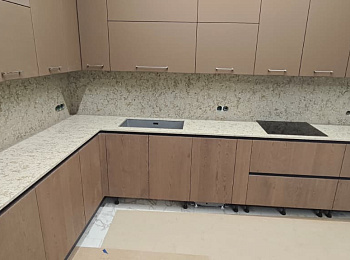 Изготовление и монтаж столешницы из кварцевого агломерата бежевых оттенков