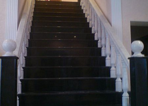 Лестница гранитная  с мраморными балясинами